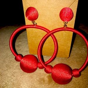 BRAND NEW LARGE CIRCULAR RED THREADED DESIGN EARRINGS.